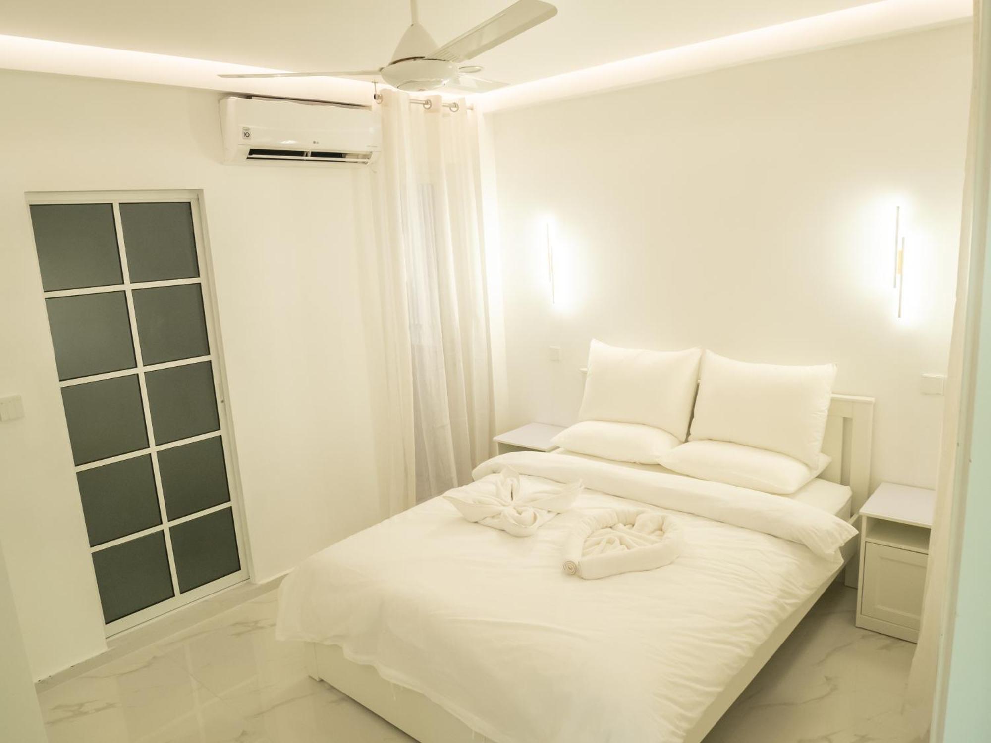 Beachfront Apartment Male Bagian luar foto
