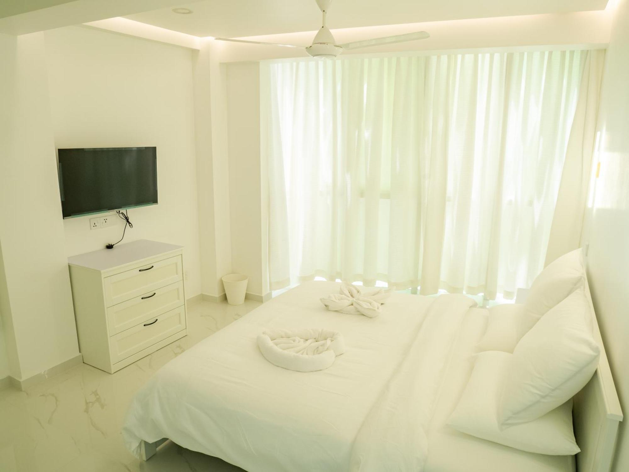 Beachfront Apartment Male Bagian luar foto